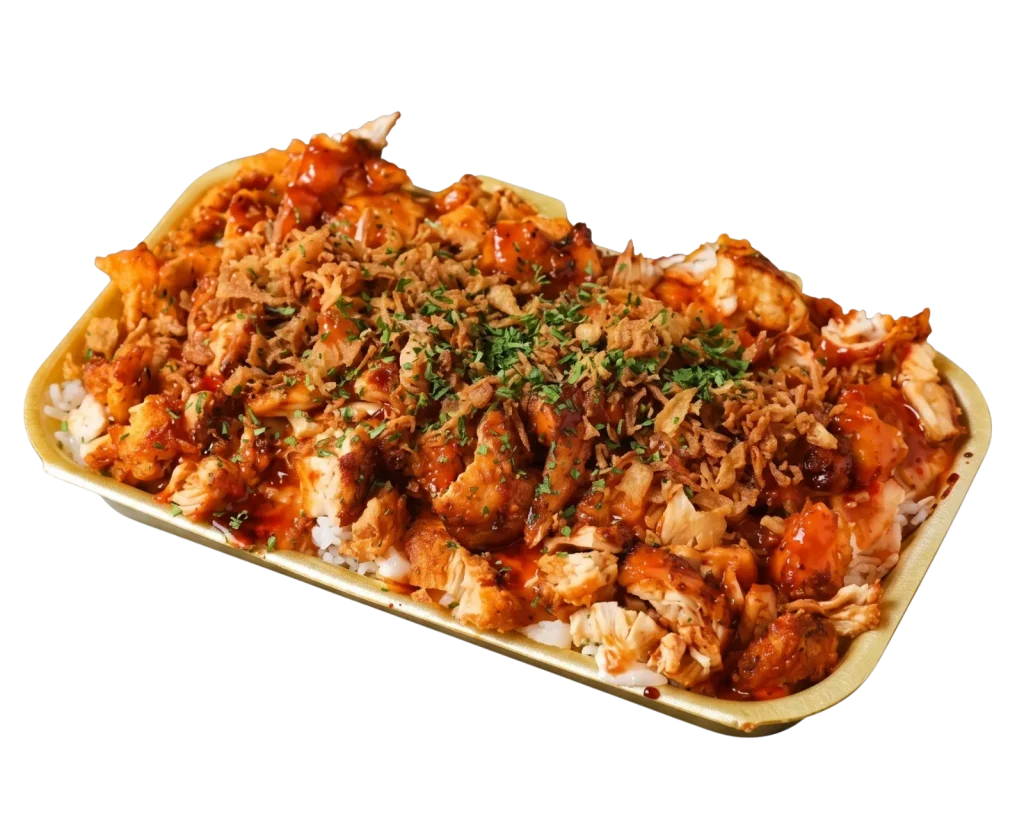 Plato de pollo desmenuzado en una bandeja de papel dorada, aislado sobre un fondo transparente. La base es arroz blanco. Sobre el arroz hay una generosa porción de pollo picado y desmenuzado, cubierto con una salsa marrón espesa y brillante. Todo el plato está cubierto con cebollas fritas crujientes y cebollino finamente picado. Presentación de producto para menú de comida para llevar.